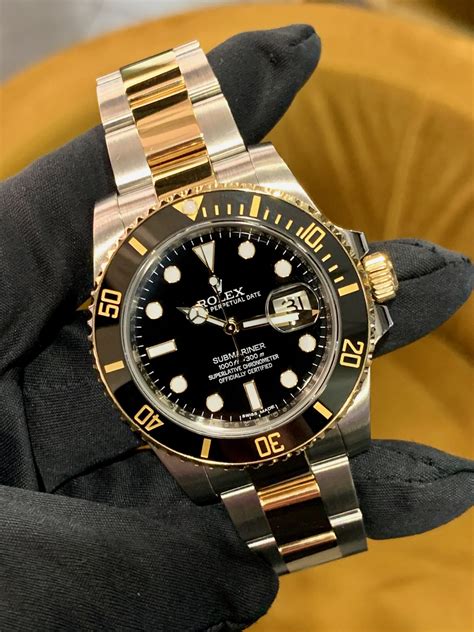 how much gold is in a rolex stainless steel submariner